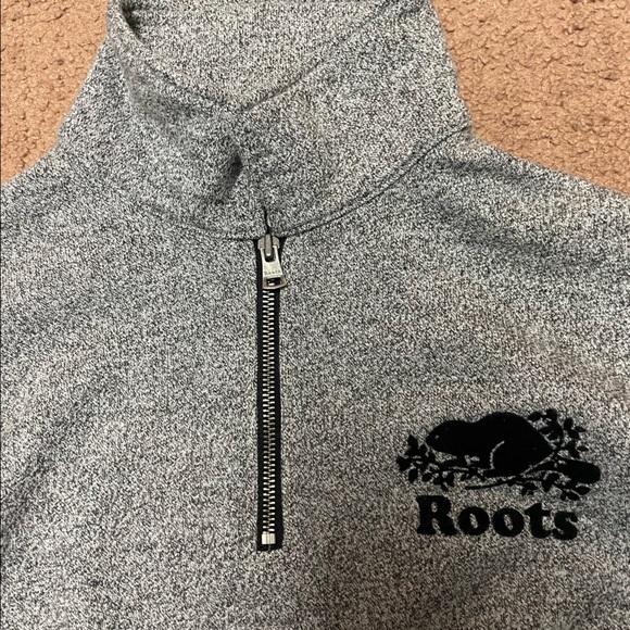 Mens XS salt and pepper Roots sweater - Picture 4 of 5